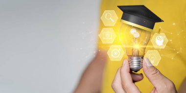 İş adamının elinde ampul mezuniyet şapkası var. E-öğrenim lisans programı konsepti. İnternet eğitimi diploması, çevrimiçi öğretmenlik eğitimi, yaratıcı düşünce çözümü