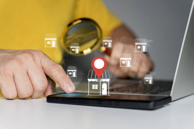 Yerel piyasa e-ticaret konsepti, yerel seo stratejisi, yerel arama optimizasyonu, küçük işletme ve perakende satış. İş adamı sanal ekranda yerel pazar simgeleri olan dizüstü bilgisayar kullanıyor.