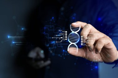 İş adamı biyoteknoloji ikonunu sanal ekranda tutuyor. Biyoteknoloji konsepti, araştırma, geliştirme, yenilik, dijital teknolojiden akıllı çözümler geliştirme. 