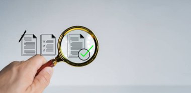 İş süreci iş akışı için beyaz arkaplan üzerindeki belge simgesini onaylamak ve yönetim onayını ve proje onayını göstermek için cam odağı büyütülüyor.