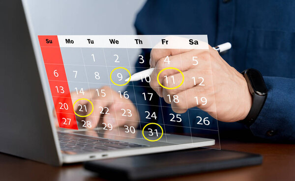 Бизнесмен управляет временем для эффективной работы. Календарь на виртуальном интерфейсе экрана. Подчеркните напоминания о назначениях и повестку дня собрания в календаре. Концепция управления временем.