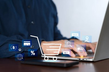 Çevrimiçi alışveriş konsepti. İşadamı sanal online alışveriş ikonu ekranı olan bir laptop kullanıyor. Kusursuz bir çevrimiçi alışveriş hizmeti ve uygun ev dağıtım seçeneklerini araştır.