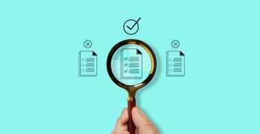 İşletme süreci iş akışı için mavi arkaplan üzerindeki belge simgesini onaylamak ve yönetim onayını ve proje onayını göstermek için cam odağı büyütülüyor.