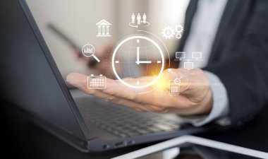 İş projesi planlaması. Zaman yönetimi konsepti. İş adamı verimliliği artırmak ve çalışma süresini azaltmak için sanal ortamda saat simgesine dokunuyor.