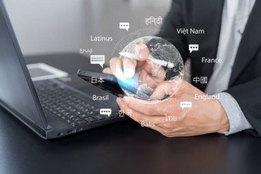 Çevirmen uygulaması, dil kursu ve e-öğrenme konsepti. Çevirici uygulama, çeviri veya dünya çapında mobil uygulama dil konuşma konsepti üzerinde çeviri yapan kişi akıllı telefon kullansın.