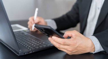 İş adamı cep telefonu kullanıyor ve online olarak dizüstü bilgisayarda çalışıyor, internette geziniyor, ofisteki bilgileri araştırıyor. İnternette, evden öğrenim gören bir kız öğrenci.