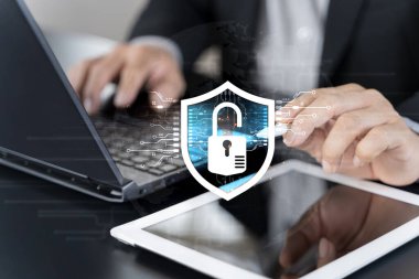 Siber güvenlik veri koruma kavramı. Sanal koruyucu kalkanı olan bir dizüstü bilgisayar kullanan profesyoneldi. Çevrimiçi veri güvenliği ve siber korumayı resmediyordu. Şifreleme gizliliği, kişisel bilgi erişimi