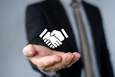 Sponsorluk konsepti. Fon sponsorları, kaynaklar ve hizmetler arasındaki iş. Sanal ekranda sponsor simgesi gösteren bir işadamı.