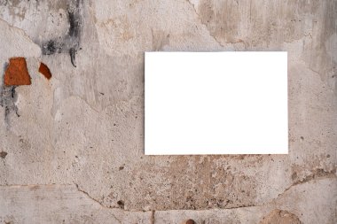 Brüksel 'de yıpranmış bir duvarda ve kaldırımda boş bir ilan panosu. Eski beyaz tuğla duvarda boş bir çerçeve. Kesme yolu