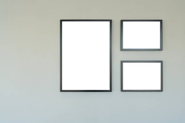 Minimalist bir iç mekanda beyaz bir duvardaki resim çerçeveleri. Siyah çerçeveli bir resim çerçevesi. Boş Mockup. Sanat galerisinin duvarında boş çerçeveler