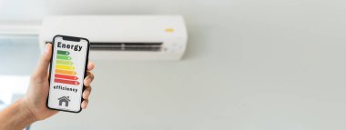 Klima duvarı dekoratif olarak monte edilmiş. Boş odanın tavanının altında beyaz klima resmi asılı duruyor. Evde elektrikli rüzgar makinesi ekipmanı.