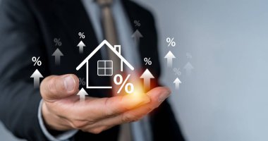 Emlak konsepti işi, ev sigortası ve emlak koruması. Gayrimenkul yatırım kavramı. Sanal ekranda ev ve gayrimenkul alıp satışı.