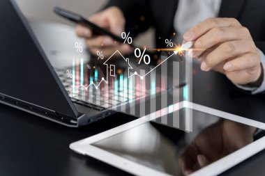 Gayrimenkul yatırım konsepti enerji verimliliği derecelendirmesi ve emlak değeri, sanal ekranlarda online gayrimenkul. Aile için yeni ev, ev araması, arsa fiyatı, emlak vergisi.