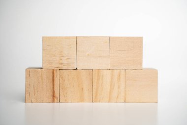 Enerji tasarrufu ve sürdürülebilir kalkınma için tahta bloktaki Yeşil Enerji simgesi. ESG, karbon ayak izi. Ahşap bloktaki yeşil yapraklı geri dönüşüm sembolü.