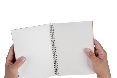 Elin boş beyaz bir kapak kitabı tutuyor. Boş bir kağıdı tutan ve boş sayfalarını sergileyen iki elinizi kapayın. Şeffaf arkaplanda izole edilmiş. Kesme yolu.