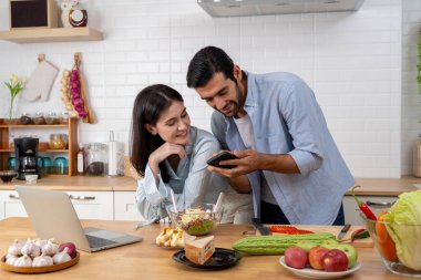 Binlerce yıllık mutlu erkek ve kadın zaferi online piyangoyu dizüstü bilgisayardan kazandı. Mutlu, heyecanlı, genç, Kafkasyalı çift iyi e-postalarla kendilerini mutlu hissediyorlar, inanılmaz bir satış teklifi alıyorlar ya da bilgisayar indirimi yapıyorlar..