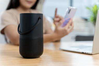 Masadaki akıllı taşınabilir kablosuz hoparlörü kapat. Taşınabilir kablosuz hoparlör. Kaburgalı Doku ve Kontrol Düğmeleri ile Kara Ses Hoparlörü. Dikey konum. Ön Görünüm.