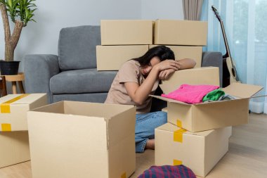 Bir kadın eşyalarını topluyor, evini taşıyor ve yorgun. Yeni daireye bir kadın taşınıyor. Bir kadın toparlanır, evi taşır ve yorgunluktan dinlenir..