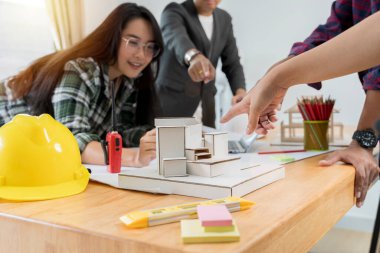 Mühendis veya mimar ortak çalışma ve araçlar model kurma ve çalışma sitesi planı mühendislik proje için toplantı İnşaat ve yapı kavramı