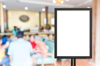 Kafe masasına poster çerçevesi şablonu ve iç mekan reklam afişini düzenle. Restoranın girişinde dikey boş reklam afişi var. Kesme yolu.