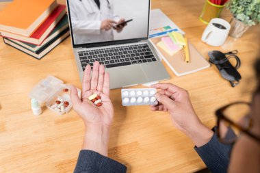 Evde dizüstü bilgisayarın önünde otururken boynunda eşarp olan hasta Hintli genç adam Cornavirus 'e karşı tedavi arıyor, soğuk algınlığı veya internette grip, uzay kopyası.