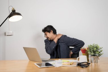 Masaj masasında oturan bir iş adamı. Bütün gün masa başında oturmaktan ağrısı olan bir ofis çalışanı. Ofiste çalışırken omuz ağrısı ve dizüstü bilgisayar. Stres, depresyon ve masabaşından muzdarip..