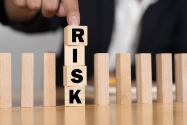 İşadamı Domino Etkisini Durdur. Risk Yönetimi ve Sigorta Konsepti. İş krizi yöneticisi yıkılan dominoların çökmesini, kriz etkisini veya risk korumasını durduruyor.
