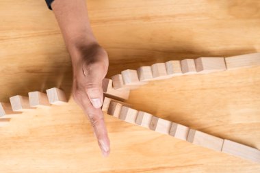 Alternatif risk konsepti, Buiness 'i tahta bloklarla büyütme riski. İş adamı, kule konsepti olan risk kontrolü, planlama ve stratejiye tahta blok koyuyor.. 