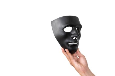 Onu tutan iş adamının elindeki siyah maskenin odak noktasını seçin. Doğa şelalesi arka planı. Kavram. Maskeni çıkar, kimliğini açıkla ve doğaya geri dön. Kesme yolu.