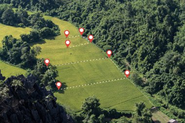 Arazi yönetimi, satılık, kiralanacak, yatırım yapılacak bir yerleşim bölgesinde inşaat ve konut katmanı için boş bir arazide boş bir araziyle emlak kavramı.
