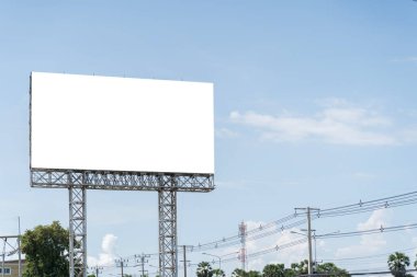 Mavi gökyüzü arka planında yeni reklam için boş ilan panosu. Boş ilan panosu, açık mavi gökyüzüne karşı boş billboard manzarası. Kesme yolu.