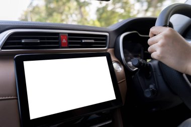 Direksiyonda sürücü eli, navigasyon konsepti, modern teknoloji, sürücü arayüzü, güvenlik ve akıllı araç olan boş beyaz dokunmatik ekranın yakın çekimi. Kesme yolu.