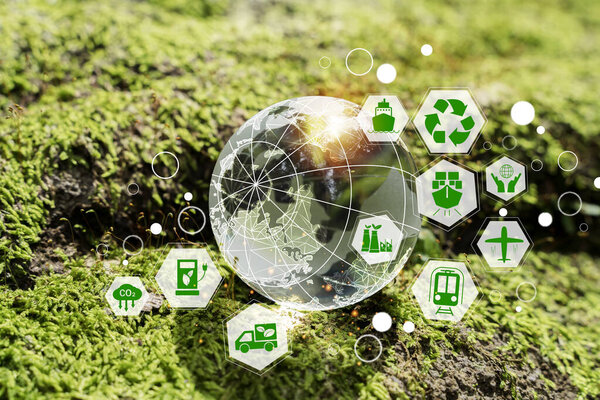 Водители вручную нажимают кнопку на рулевом колесе современного автомобиля, которая используется для управления такими функциями автомобиля, как аудио или круиз-контроль. Концепция интеллектуального вождения, удобства и безопасности автомобильной техники.