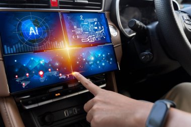 Fütürist yapay zeka dokunmatik ekran arayüzü olan modern araba iç dizaynı GPS konumu, veri analizi, sanal kontrol sistemi gösteriyor. Akıllı hareketlilik, yenilik, otonom araç teknolojisi kavramı.