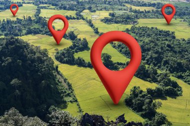 Pirinç tarlalarının ve kırmızı lokasyon simgelerinin bulunduğu ormanın havadan görünüşü. GPS navigasyon, harita konumu, dijital izleme, arazi yönetimi, tarım ve coğrafi konum hizmetleri kavramı