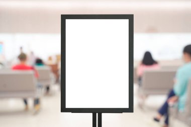 Hastanenin lobisinde arka planda hastaların oturduğu boş tabela maketi. Sağlık hizmetlerini, tıbbi bilgileri veya halk sağlığı duyurusunu görsel olarak desteklemek için ideal.