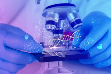 Mikroskop ve DNA grafikleriyle çalışan eldiven giyen bilim adamlarının yakınına. Biyoteknoloji, genetik, moleküler biyoloji, bilimsel araştırma, sağlık ve laboratuvarda yenilik kavramı