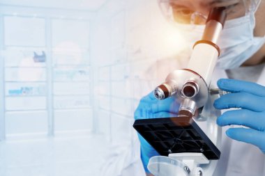 Parlak modern laboratuvarda mikroskop kullanan bilimadamı, eldiven ve koruyucu ekipman takıyor, sağlık hizmetleri teşhisini, tıbbi araştırmayı, mikrobiyoloji çalışmasını, yeniliği, bilimsel ilerlemeyi temsil ediyor..