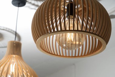 Düz gri kadın tişörtleri ön ve arka manzarada sergileniyor. Kıyafet modeli, moda tasarımı, markalaşma, baskı yerleştirme için ideal. E ticaret. Beyaz arka planda izole edilmiş, yumuşak kıvrımlar. Kesme yolu.