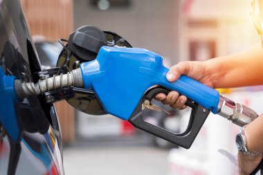 Benzin istasyonundaki benzin deposuna benzin pompalayan, enerji, ulaşım, akaryakıt endüstrisi, ekonomi, güç kaynağı ve modern araçlar ve seyahat ihtiyaçlarını temsil eden el yakıtını kapatın..