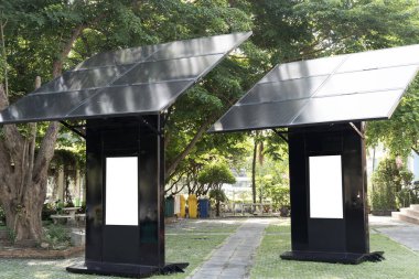 Güneş enerjisi panelleri, çevre dostu bir kentsel ortamda yenilenebilir elektrik üreten, sürdürülebilirliği, temiz enerjiyi, yeşil teknolojiyi ve çevre korumasını destekleyen açık hava enerjisi panelleri kurmuştur..