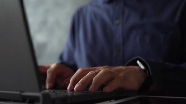 Çevrimiçi pazarlama kampanyaları ve reklam çözümleri için sanal bir gösterge panelinde analitik grafikler, pazarlama performans verileri ve iş büyüme stratejisi ile yaratıcı dijital reklamcılık kavramı.