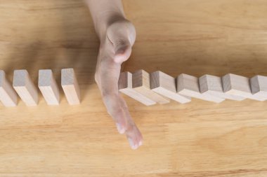 Risk önleme ve kriz yönetimi kavramı, daha fazla kaybı önlemek, iş karar verme, liderlik ve sorun çözme stratejisini temsil etmek amacıyla yıkılan domino zincirini durdurduğunu göstermektedir..