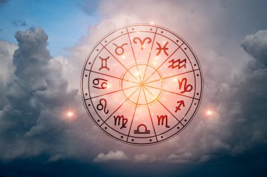 Burç dairesinin içinde burç işaretleri var. Astroloji gökyüzünde birçok yıldız ve ay ile astroloji ve burçlar kavramı
