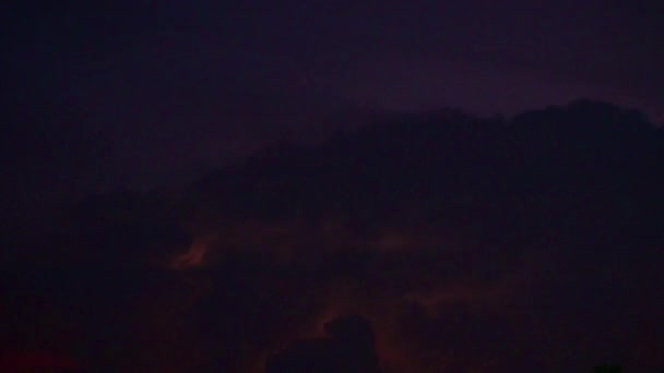 Grand Nuage Pluie Avec Des Orages Avec Des Éclairs — Video