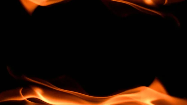 在黑色背景上燃烧着的火焰框架 — 图库照片