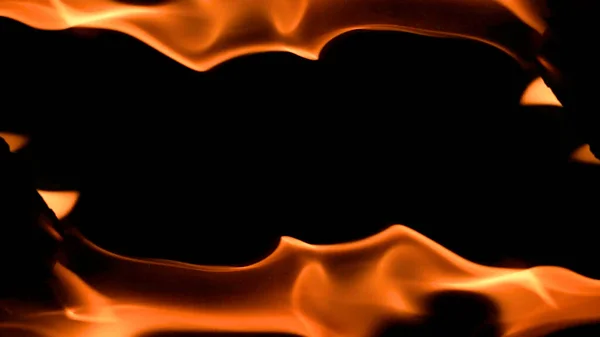 在黑色背景上燃烧着的火焰框架 — 图库照片