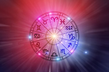 Burç dairesinin içinde burç işaretleri var. Astroloji gökyüzünde birçok yıldız ve ay ile astroloji ve burçlar kavramı