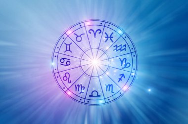 Burç dairesinin içinde burç işaretleri var. Astroloji gökyüzünde birçok yıldız ve ay ile astroloji ve burçlar kavramı