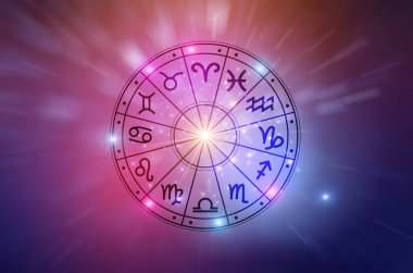 Burç dairesinin içinde burç işaretleri var. Astroloji gökyüzünde birçok yıldız ve ay ile astroloji ve burçlar kavramı